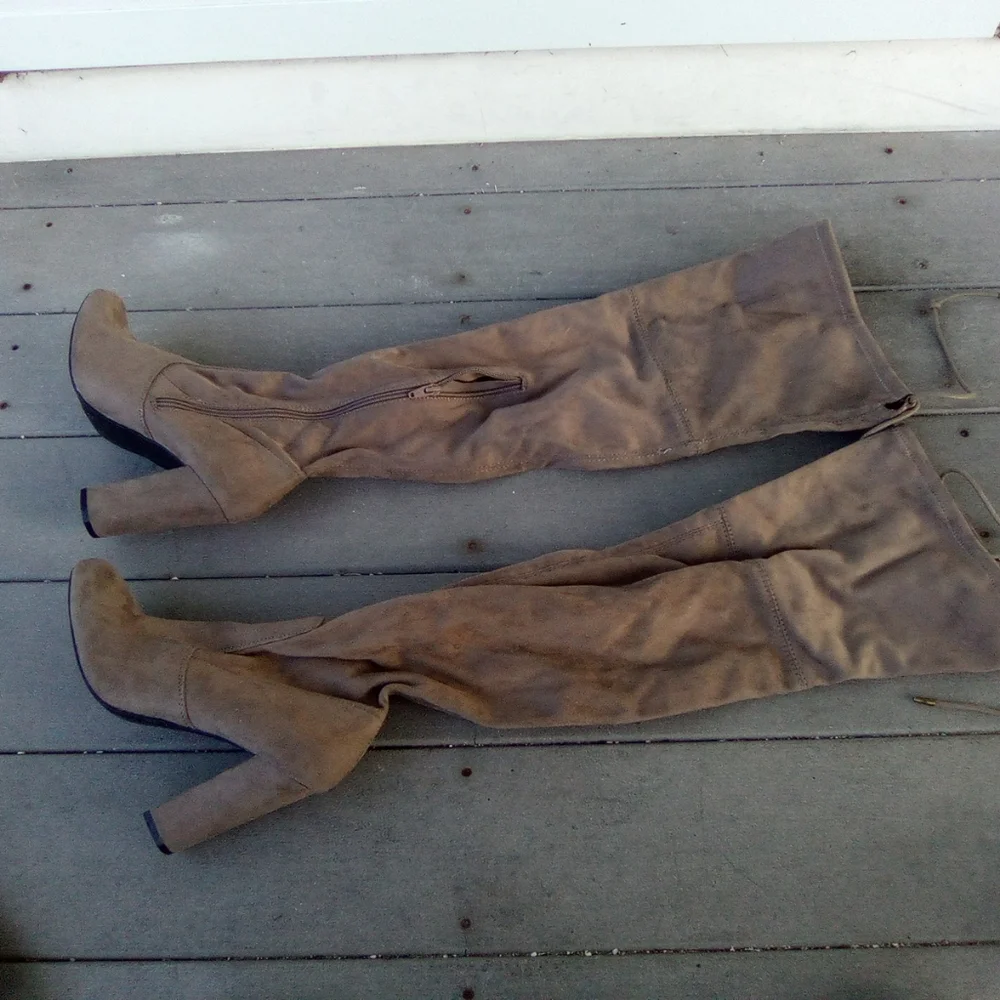 A NEW DAY BOOTS SIZE 8.5 HEELS 4